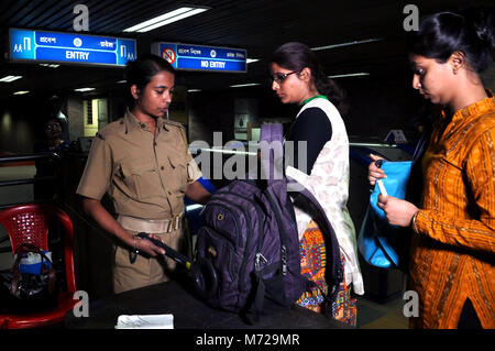 Kolkata, Indien. 08 Mär, 2018. Der Schutz Kraft oder RPF Frau officer Frauen prüfen Passagier Taschen bei Netaji Bhavan metro anlässlich des Internationalen Frauentages. Frauen Mitarbeiter von Kolkata Metro Railway Corporation (IWM) am U-Bahnhof Netaji Bhavan nach Iwm als alle - Frauen Bahnhof anlässlich des Internationalen Frauentages betrieben. Credit: Saikat Paul/Pacific Press/Alamy leben Nachrichten Stockfoto