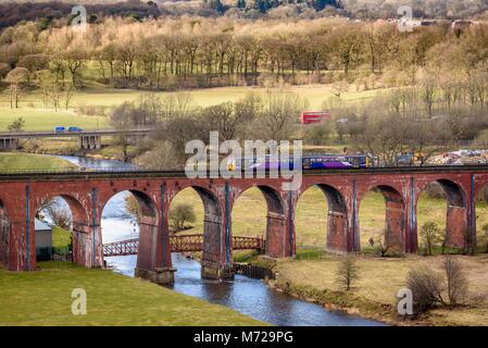 Einen Pacer diesel Multiple Unit Train Überquerung der Whalley Bögen Viadukt über den Fluss Calder. Stockfoto