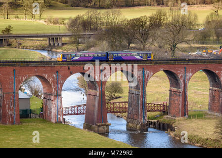 Einen Pacer diesel Multiple Unit Train Überquerung der Whalley Bögen Viadukt über den Fluss Calder. Stockfoto