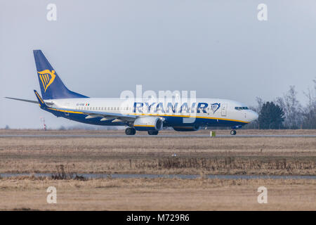 Nürnberg/Deutschland - März 4, 2018: Boing 737 - 800 von Ryanair Laufwerke zu Start- und Landebahn am Flughafen Nürnberg Stockfoto