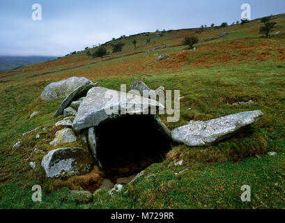 Ansicht W Rowen Osten Grabkammer, 100 m NE von Maen y Bardd Dolmen auf dem SE-Pisten der Tal y Ventilator über dem Tal von Conwy, North Wales, UK. Stockfoto