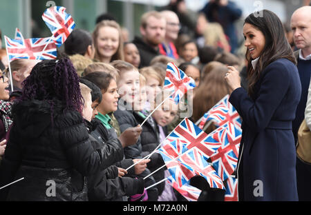 Meghan Markle erfüllt die Öffentlichkeit auf einen Rundgang mit Prinz Harry bei einem Besuch in Millennium Point in Birmingham, im Rahmen der neuesten Bein in die regionale Touren das Paar im Vorfeld Unternehmen sind - bis zu deren Mai Hochzeit. Stockfoto