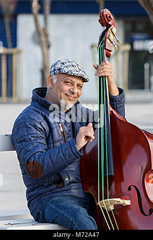 San Sebastian, Spain-March 07,2018: Straßenmusikanten beleben die Spaziergang zu den Passanten Stockfoto