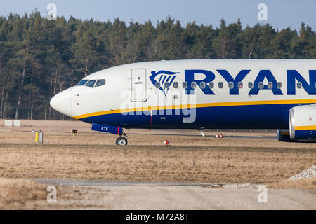 Nürnberg/Deutschland - März 4, 2018: Boing 737 - 800 von Ryanair Laufwerke zu Start- und Landebahn am Flughafen Nürnberg Stockfoto