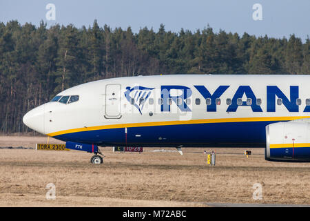 Nürnberg/Deutschland - März 4, 2018: Boing 737 - 800 von Ryanair Laufwerke zu Start- und Landebahn am Flughafen Nürnberg Stockfoto