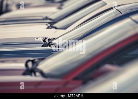 Neuwagen Händler. Zeile der Neue Fahrzeuge zum Verkauf. Händler viel. Closeup Foto. Stockfoto