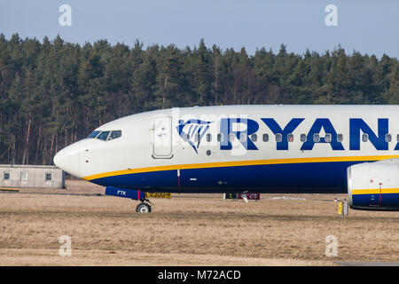 Nürnberg/Deutschland - März 4, 2018: Boing 737 - 800 von Ryanair Laufwerke zu Start- und Landebahn am Flughafen Nürnberg Stockfoto