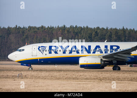 Nürnberg/Deutschland - März 4, 2018: Boing 737 - 800 von Ryanair Laufwerke zu Start- und Landebahn am Flughafen Nürnberg Stockfoto