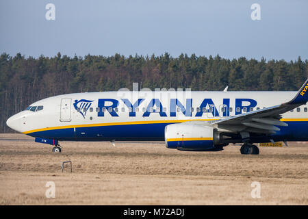 Nürnberg/Deutschland - März 4, 2018: Boing 737 - 800 von Ryanair Laufwerke zu Start- und Landebahn am Flughafen Nürnberg Stockfoto