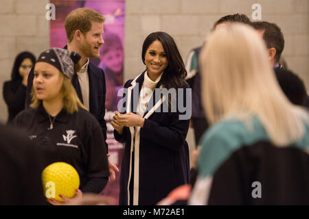 Prinz Harry und Meghan Markle melden Sie Birmingham's Coach Core Auszubildende an Nechells Wellbeing Center, wie Sie an einem Training Masterclass, während die neuesten Bein in die regionale Touren das Paar im Vorfeld Unternehmen sind - bis zu deren Mai Hochzeit. Stockfoto