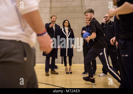 Prinz Harry und Meghan Markle melden Sie Birmingham's Coach Core Auszubildende an Nechells Wellbeing Center, wie Sie an einem Training Masterclass, während die neuesten Bein in die regionale Touren das Paar im Vorfeld Unternehmen sind - bis zu deren Mai Hochzeit. Stockfoto