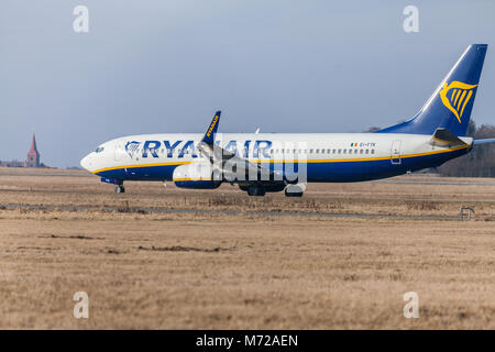 Nürnberg/Deutschland - März 4, 2018: Boing 737 - 800 von Ryanair Laufwerke zu Start- und Landebahn am Flughafen Nürnberg Stockfoto