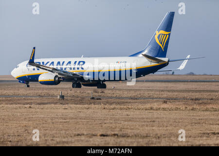 Nürnberg/Deutschland - März 4, 2018: Boing 737 - 800 von Ryanair Laufwerke zu Start- und Landebahn am Flughafen Nürnberg Stockfoto