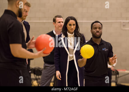 Prinz Harry und Meghan Markle melden Sie Birmingham's Coach Core Auszubildende an Nechells Wellbeing Center, wie Sie an einem Training Masterclass, während die neuesten Bein in die regionale Touren das Paar im Vorfeld Unternehmen sind - bis zu deren Mai Hochzeit. Stockfoto