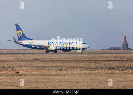 Nürnberg/Deutschland - März 4, 2018: Boing 737 - 800 von Ryanair Laufwerke zu Start- und Landebahn am Flughafen Nürnberg Stockfoto