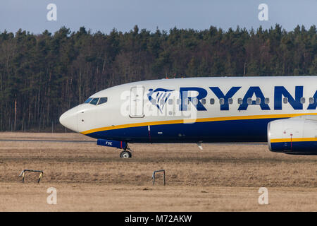 Nürnberg/Deutschland - März 4, 2018: Boing 737 - 800 von Ryanair Laufwerke zu Start- und Landebahn am Flughafen Nürnberg Stockfoto