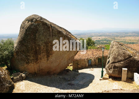 Altes Dorf in riesigen Steinen, Monsanto, Portugal Stockfoto