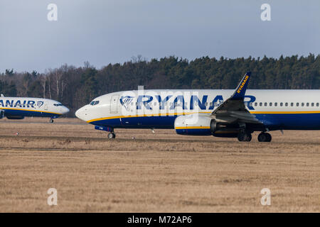 Nürnberg/Deutschland - März 4, 2018: Boing 737 - 800 von Ryanair Laufwerke zu Start- und Landebahn am Flughafen Nürnberg Stockfoto