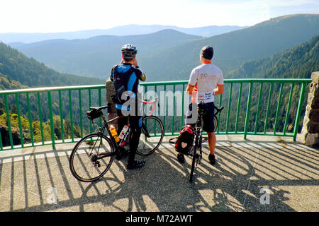 Radfahrer entlang der Route des Crêtes des Vosges Straße in den atemberaubenden Blick auf den Col de la Schlucht, Vogesen, Elsass/Vogesen, Frankreich Stockfoto