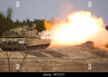 Die US-Armee Abrams Battle Tank vom 1. Staffel, 12 Cavalry Regiment, 3. gepanzerte Brigade Combat Team. 1.Kavallerie Division, Brände an Ziele während eines Schießwesen Tabelle in Fort Hood, Texas, 1. März 2018. Die Soldaten der 3. Brigade haben hart gearbeitet, um zu zeigen, dass sie wirksame Bekämpfung der folgenden neun Monate, um die Bereitstellung zu Kuwait werden könnte, die Verstärkung der Armee ideal der Bereitschaft. (US Army Foto von SPC. Nicholas Vidro, 7 Mobile Public Affairs Abteilung.) Stockfoto