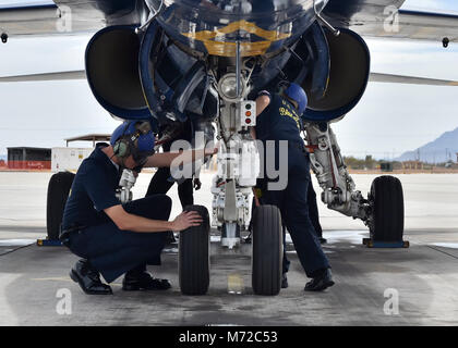 180307-N-ZC 358-063 NAF EL Centro, Kalifornien (7. März 2018) Aviation Machinist Mate 2. Klasse, Clinton Blakemore, und Luftfahrt Elektronik Techniker 1. Klasse, Erica Orzech, führen Sie abschließende Prüfungen vor einer pratice Demonstration. Der Blaue Engel sind geplant mehr als 60 Demonstrationen an mehr als 30 Standorten in den USA im Jahr 2018 durchzuführen. (U.S. Marine Foto von Mass Communication Specialist 2. Klasse Jess Grau/Freigegeben) Stockfoto