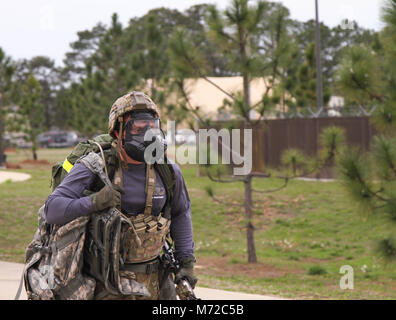 Ein Fallschirmjäger auf die 1 Battalion, 505Th Parachute Infantry Regiment, 3. Brigade Combat Team, 82nd Airborne Division beendet einen zeitgesteuerten ruck März beim Tragen seiner chemischen schützende Maske während der Brigade beste Gruppe Wettbewerb März 6 in Fort Bragg, North Carolina statt. Die Konkurrenz geprüft körperliche Fitness die Fallschirmjäger', Grit und technischen Fähigkeiten durch eine Reihe von Aufgaben während einer Sieben-Meilen ruck März. Stockfoto