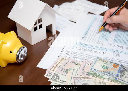 USA Steuerformular 1040. Man füllt uns steuern. Home Wirtschaft Konzept. Stockfoto