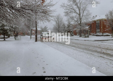 Schneepflug Schnee entfernen aus City Road Schneepflug Lkw Schnee entfernen auf der Straße Straße Stockfoto