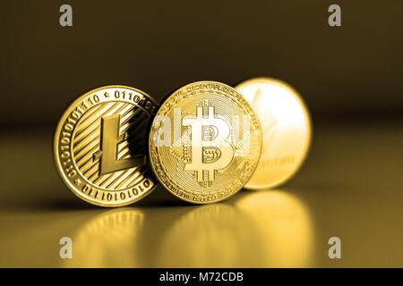 Echten bitcoin litecoin und des Astraleums Münzen zusammen auf der Oberfläche Stockfoto