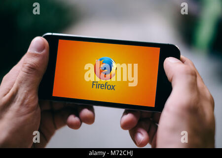 Köln, DEUTSCHLAND - MÄRZ 06, 2018: Nahaufnahme von iPhone Bildschirm mit FIREFOX LOGO Stockfoto
