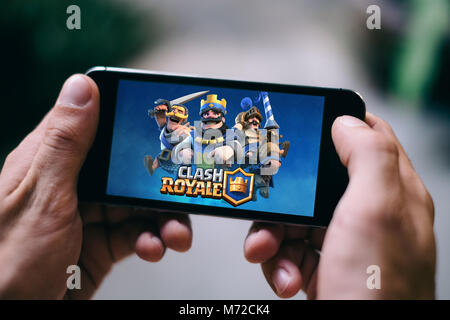 Köln, Deutschland - 02 März, 2018: Nahaufnahme von Bildschirm von CLASH ROYALE GAME Stockfoto