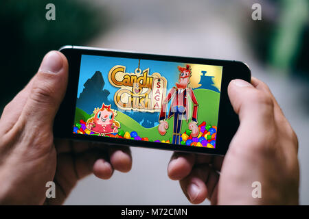 Candy Crush Saga App Spiel gespielt auf dem Apple iPhone Stockfoto