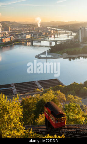 Die Duquesne Incline über den Allegheny River in Pittsburgh, Pennsylvania, USA. Stockfoto