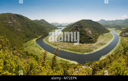 Wunderschöne grüne Pyramide Rijeka Crnojevića schape am Fluss in Montenegro, in der Nähe der Flussmündung Skutarisee. Stockfoto