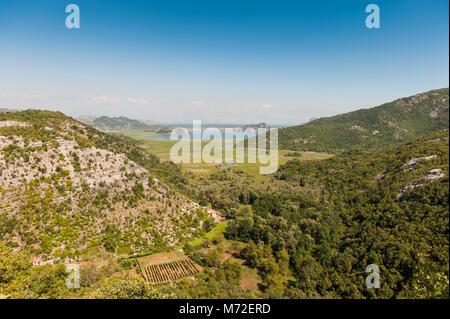 Landschaft Antenne Bergblick aus in Richtung der Skutarisee am Horizont, Skadarsee Nationalpark Stockfoto