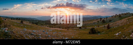 Berglandschaften mit Steinen in souteast Montenegro an der albanischen Grenze, am zentralen Berge von Montenegro suchen bei Sonnenuntergang Stockfoto