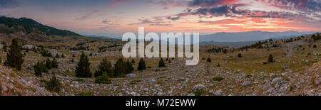 Berglandschaften mit Steinen in souteast Montenegro an der albanischen Grenze, am zentralen Berge von Montenegro suchen bei Sonnenuntergang Stockfoto