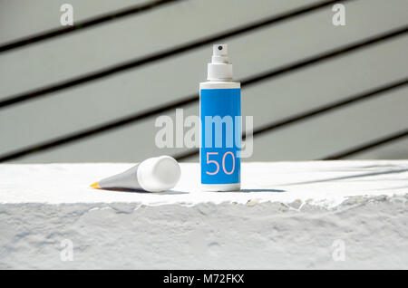 Kosmetische Flasche Paket Pflegecreme, Sonnenschutz Flasche UV Block, mit bokeh Hintergrund. Stockfoto