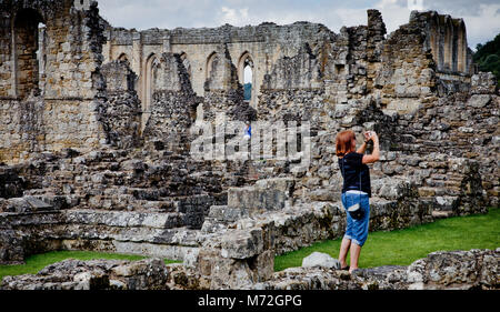 Rievaulx Abbey das erste Zisterzienserkloster im Norden von England, jetzt die Reste sind eine touristische Attraktion und ein Teil der English Heritage. Stockfoto