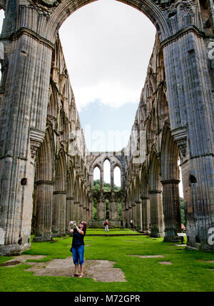 Rievaulx Abbey das erste Zisterzienserkloster im Norden von England, jetzt die Reste sind eine touristische Attraktion und ein Teil der English Heritage. Stockfoto