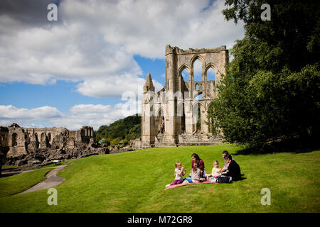 Picknick auf einem Sommer in Rievaulx Abbey das erste Zisterzienserkloster im Norden von England, der bleibt, sind eine touristische Attraktion des English Heritage. Stockfoto