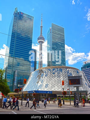 Downtown Toronto mit der Roy Thomson Hall der CN Tower in Toronto, Kanada Stockfoto