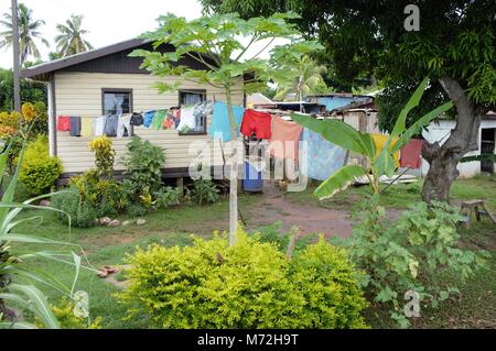 Dieser Bungalow auf dem angehobenen Stiftungen ist typisch für native Wohnungen in Fidschi. Dieses Haus ist in einem kleinen Dorf mit nur der ethnischen Fidschianer als Bewohner. Mit einer hohen Niederschlägen und viel Sonnenschein, Vegetation wächst gut in den Garten. Stockfoto