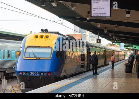 Ein Melbourne gebunden XPT Zug bereitet die Central Station, Sydney, Australien zu verlassen Stockfoto