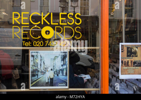 Oasis' Was ist die Story Morning Glory Album Cover im Schaufenster der Reckless Records in Soho, London, UK Stockfoto