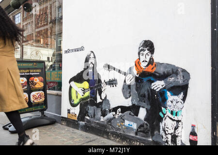 Street Art von Loretto von John Lennon und Paul McCartney auf D'Arblay Street im Londoner Stadtteil Soho. Stockfoto