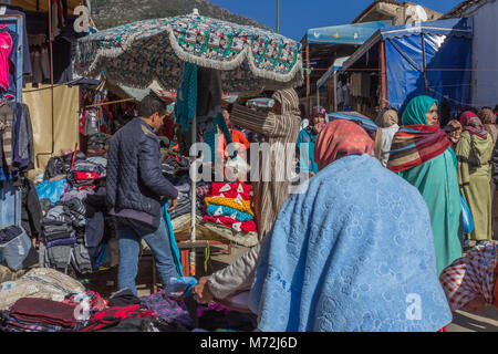 Einem langen belebten Straße Szene, die Menschen vor Ort auf dem regulären Markt am Markttag in Tanger, Marokko Stockfoto