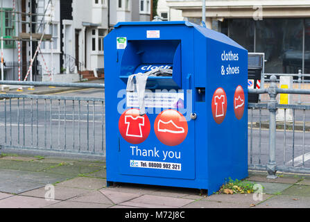 Kleidung Bank für Sie alte Kleidung und Schuhe für das Recycling in Brighton, East Sussex, England, UK. Stockfoto