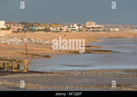 Landschaft Blick auf die Küste die Küste auf einer gut Tag mit dunklen Wolken in Worthing, West Sussex, England, UK beleuchtet. Stockfoto