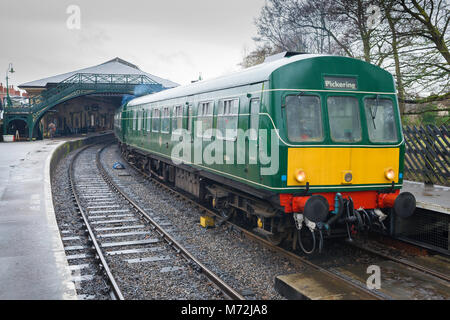 Ein vintage British Rail Diesel Zug neben einer Plattform an der Pickering, North Yorkshire Moors railway station, England, Großbritannien Stockfoto